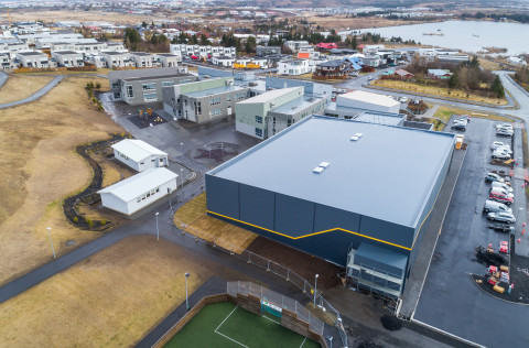 Vatnsendaskóli. Nýtt íþróttahús er fremst til hægri á myndinni.