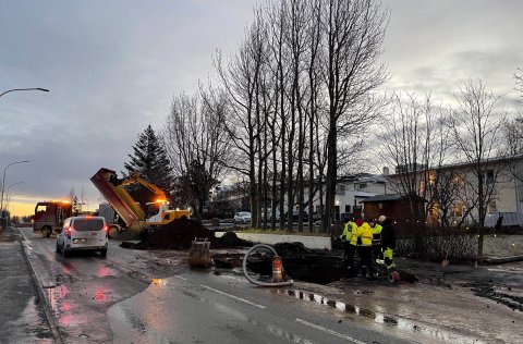 Unnið að viðgerð á vatnslögn við Marbakka