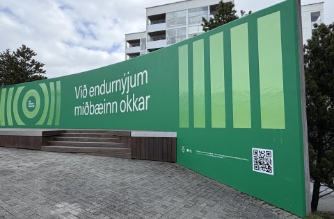 Veggur við Hálsatorg, QR-kóði vísar á upplýsingasíðu um framkvæmdir og uppbyggingu í miðbæ Kópavogs&hellip;