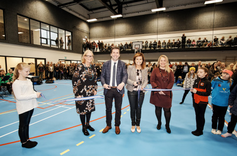 Á myndinni eru frá vinstri: Sigurbjörg Helgadóttir nemandi Vatnsendaskóla, Guðrún Soffía Jónasdótti…