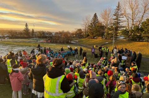 Börn í skólum á Kársnesi komu saman á Rútstúni.