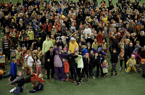 Ármann Kr. Ólafsson bæjarstjóri Kópavogs, vináttubangsinn Blær og nemendur í Smárahverfi í Vináttug…