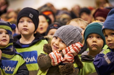 Börn í Smárahverfi í Kópavogi söfnuðust saman í Fífunni í tilefni baráttudags gegn einelti.