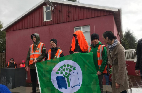 Vinnuskóli Kópavogs fær Grænfánann afhentan.