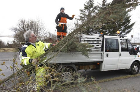 Starfsmenn við vorhreinsun í Kópavogi.