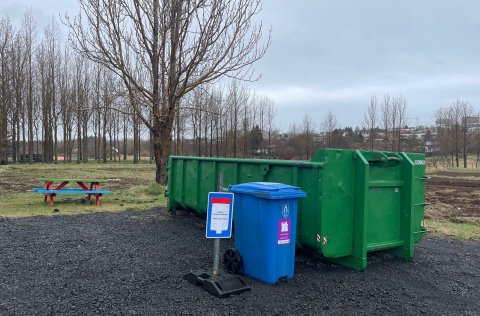 Gámur fyrir garðaúrgang í Víðigrund.