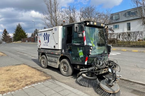 Gangstígur í Kópavogi hreinsaður í apríl 2021.