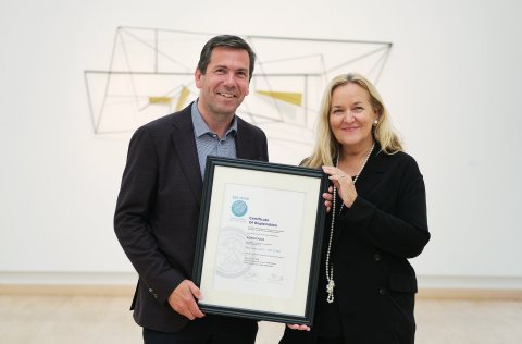 Ármann Kr. Ólafsson bæjarstjóri Kópavogs og dr. Patricia L. McCarney forstjóri WCCD.